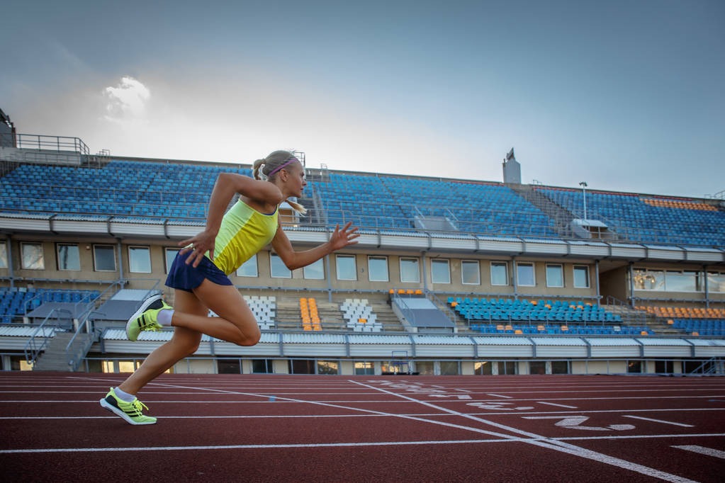 勇士1分惜败快船：库里27分近5年首次被罚下 小卡24+12科尔被驱逐